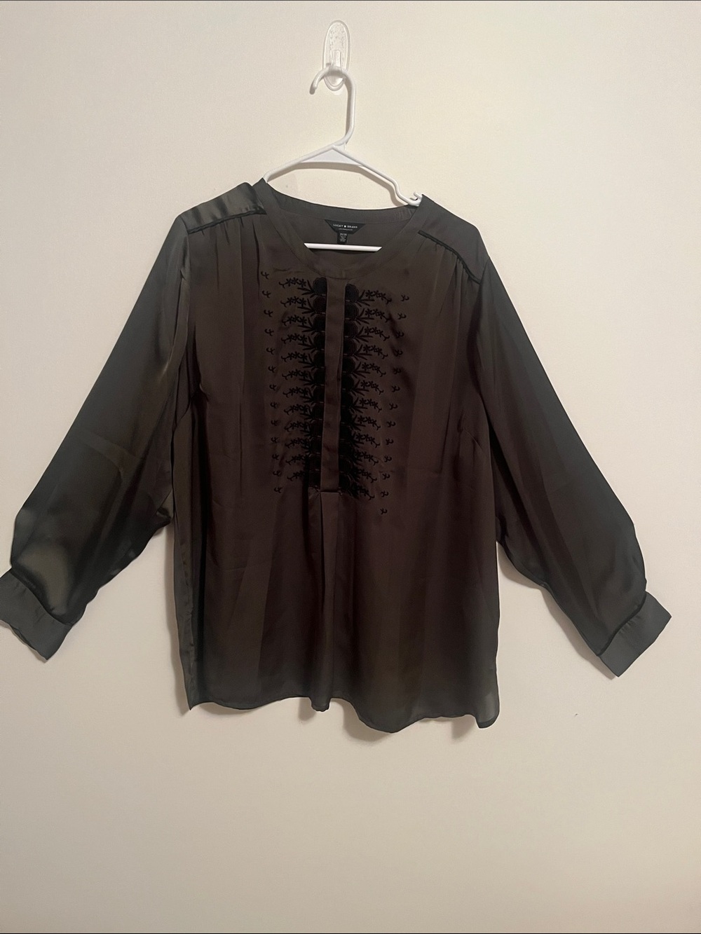 Lucky Brand Women’s 2X
Dark Olive Green Embroidered Silky Blouse